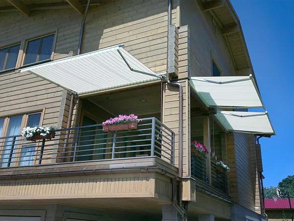 Der richtige Weg, eine Vollkassettenmarkise zu öffnen.