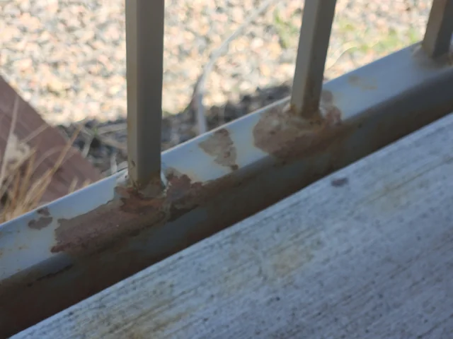 Wie entferne ich Rost von einem Metallgeländer?