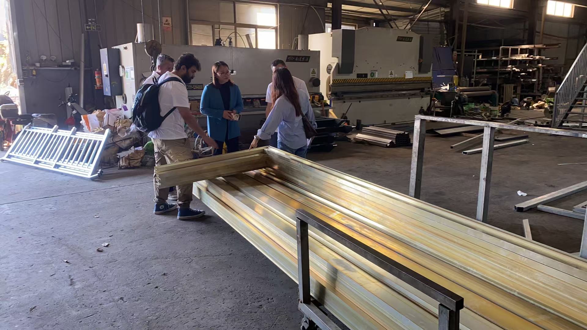 Kunde aus Dubai inspiziert Geländerlösungen aus Edelstahl bei Vionta Metal