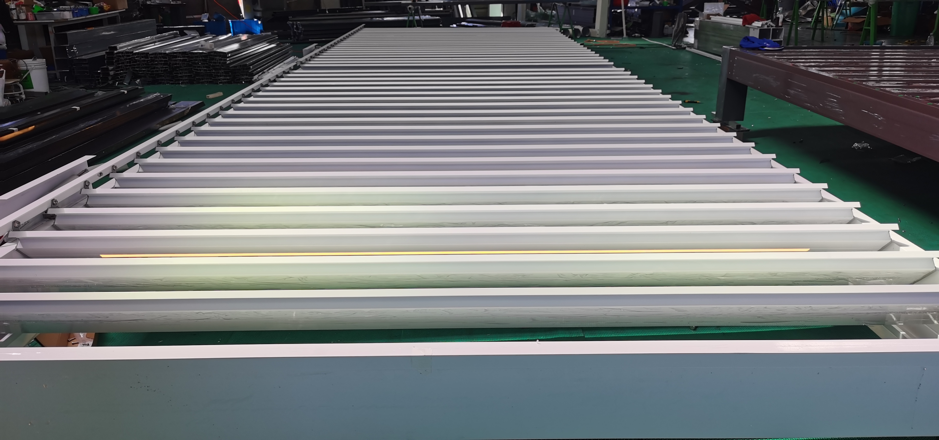 Maßgeschneiderte elektrische Aluminium-Lamellenpergola erfolgreich nach Spanien geliefert