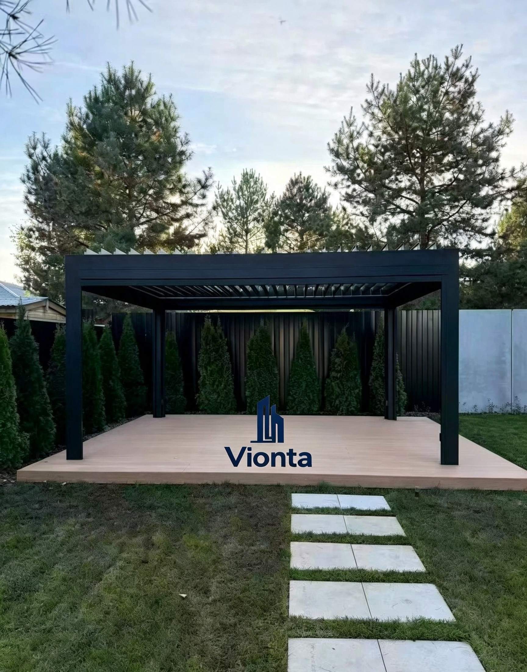 Russischer Kunde teilt fertige Pergola-Installation aus schwarzem Aluminium