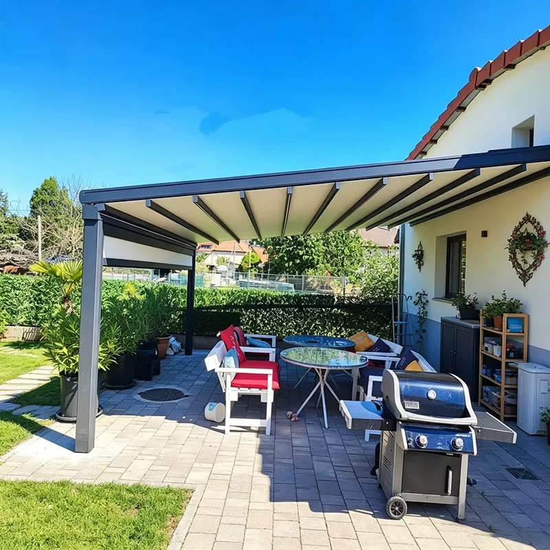 Wandmontierte Pergola mit ausfahrbarem Dach
